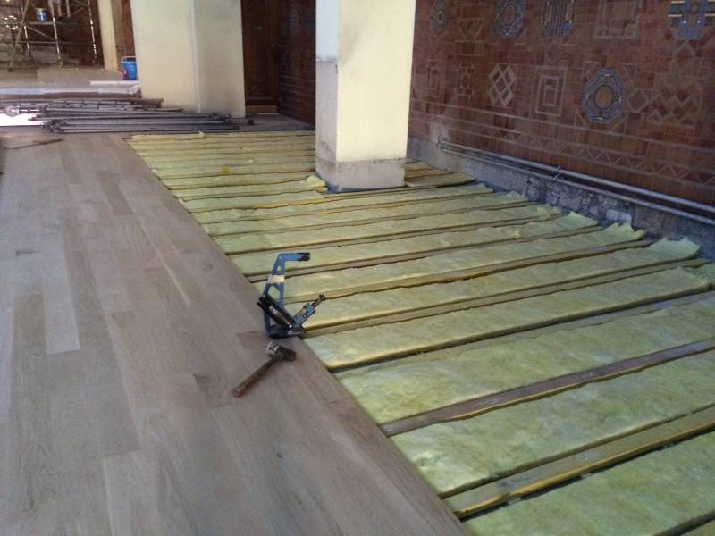 Pose clouée d'un parquet en chêne dans une église du Diocèse de  Bordeaux