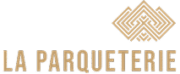 Logo de La Parqueterie : texte doré sur fond noir et symbole abstrait doré de motifs de parquet imbriqués.