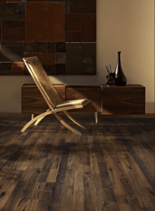 Chaise longue en bois sur parquet ancien dans un intérieur cosy avec meuble bas et tableau abstrait mural