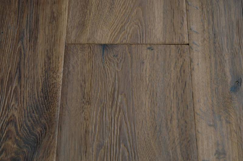 Parquet en bois foncé, planches avec grain et nœuds visibles, texture vieillie et rustique.