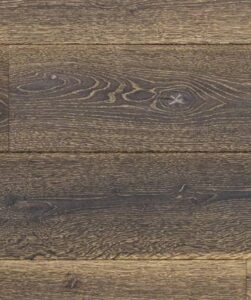 Parquet bois foncé texturé, lames larges. Grain et noeuds visibles. Aspect vieilli et brut.