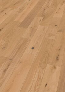 Parquet chêne clair rustique, lames larges avec grain naturel et nœuds sombres.