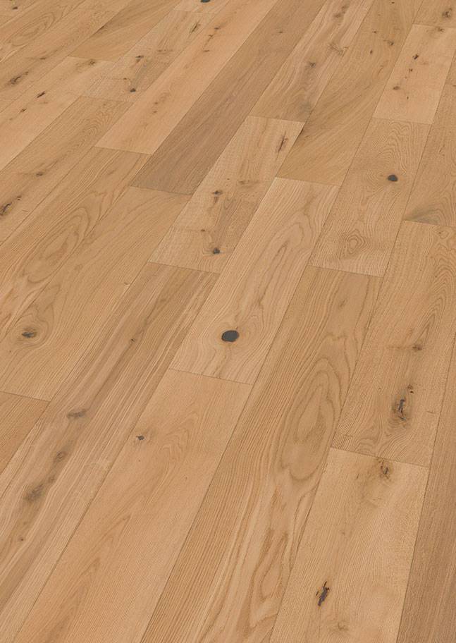 Parquet chêne clair rustique, lames larges avec grain naturel et nœuds sombres.
