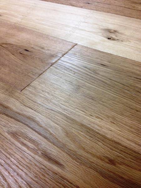 Gros plan sur un plancher en bois avec grain visible, joints entre les lattes, et filigranes SOBOPLAC.COM / SOBOPLAC.