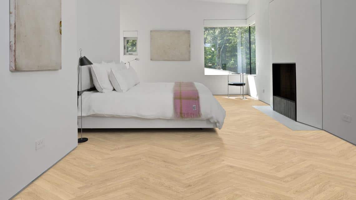 Chambre moderne lumineuse avec parquet clair en chêne à chevrons. Lit blanc minimaliste et grande fenêtre donnant sur la forêt.
