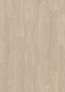 Sol en planches de chêne blond ou laminé, texture bois clair naturel. Pose verticale et ton beige pâle uniforme.